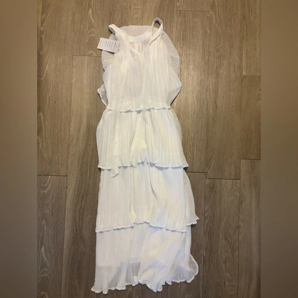 Elegant White Maxi Dress - Picture 3 of 4